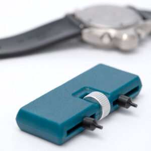 Kellon takakannen avaaja - Pariston vaihtamista varten