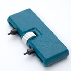 Kellon takakannen avaaja - Pariston vaihtamista varten