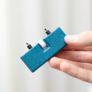 Kellon takakannen avaaja - Pariston vaihtamista varten