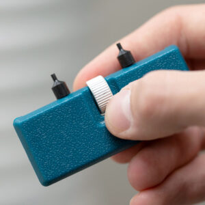 Kellon takakannen avaaja - Pariston vaihtamista varten