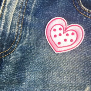 Alternative view of Vaaleanpunainen sydän - Kangasmerkki