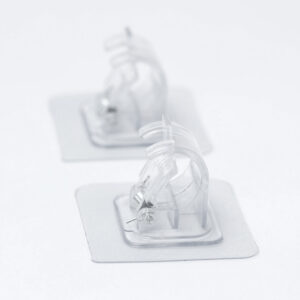 Itsekiinnittyvä verhotangonpidike