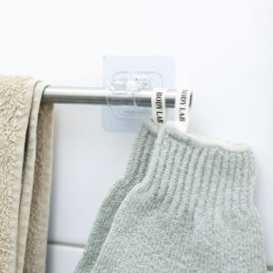 Itsekiinnittyvä verhotangonpidike