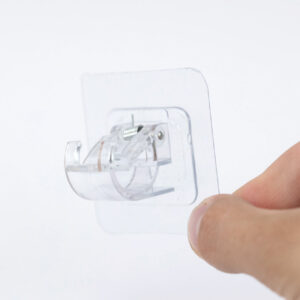 Itsekiinnittyvä verhotangonpidike