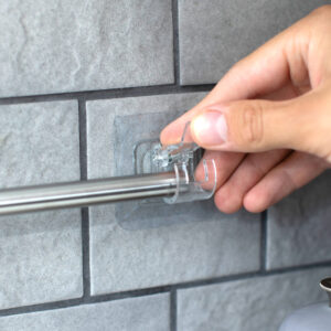 Itsekiinnittyvä verhotangonpidike