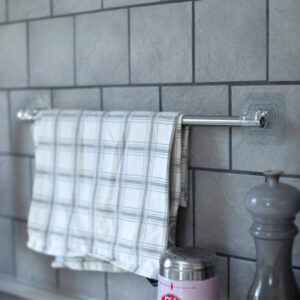 Itsekiinnittyvä verhotangonpidike