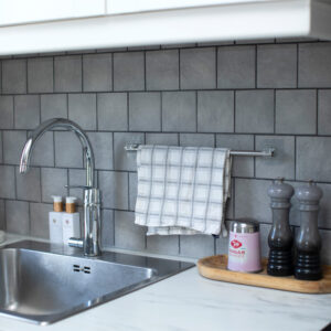 Itsekiinnittyvä verhotangonpidike