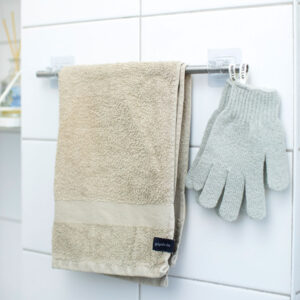 Itsekiinnittyvä verhotangonpidike