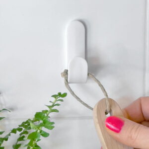 Itsekiinnittyvät seinäkoukut