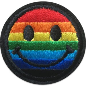 Smiley sateenkaaren väreissä - Kangasmerkki